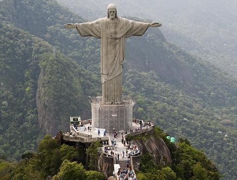 В Рио де Жанейро Исус Христос „облече